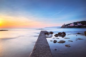 Betonpfeiler, Felsen und Meer bei Sonnenuntergang. Castiglioncello