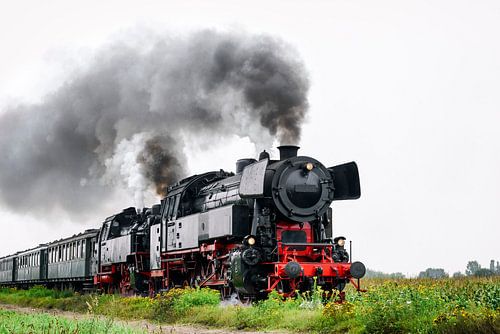 Stoomlocomotief in het landschap