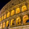 Het grote Roman Colosseum en zijn bogen bij nacht in Rome - Italië van Castro Sanderson