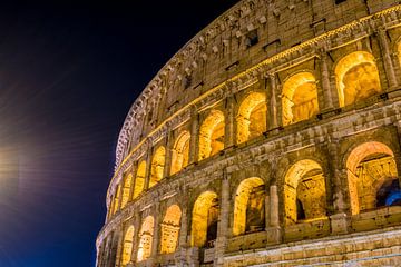 Het grote Roman Colosseum en zijn bogen bij nacht in Rome - Italië van Castro Sanderson