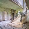 De vervallen trap van chateau des Singes van Frans Nijland