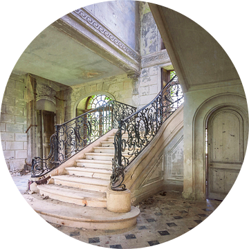 De vervallen trap van chateau des Singes van Frans Nijland