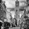 Straatfotografie in Utrecht. De Dom en de Zadelstraat in Utrecht (monochroom) van André Blom Fotografie Utrecht