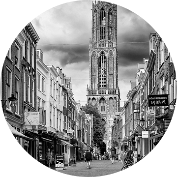 Straatfotografie in Utrecht. De Dom en de Zadelstraat in Utrecht (monochroom)