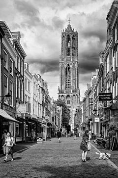 Straatfotografie in Utrecht. De Dom en de Zadelstraat in Utrecht (monochroom)