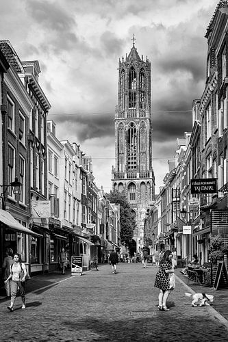 Photographie de rue à Utrecht. La cathédrale et la rue Saddle à Utrecht (monochrome)