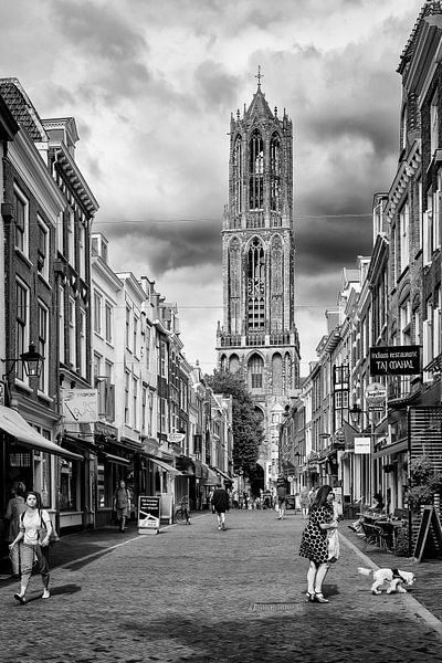 Street photography in Utrecht. The Cathedral and the Saddle Street in Utrecht (monochrome) by De Utrechtse Grachten