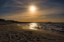 Zonsondergang op het strand van Zingst, romantisch van Martin Köbsch