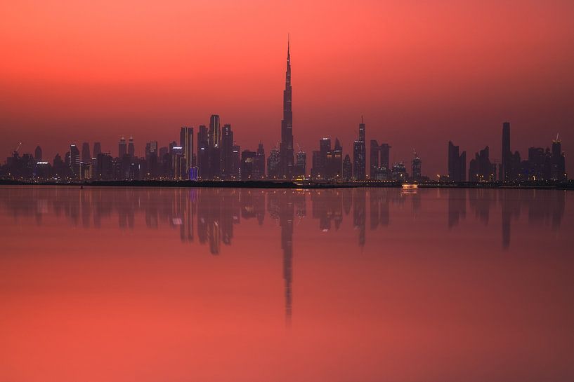 Réflexion sur l'horizon de Dubaï avec Burj Dubaï par Jean Claude Castor