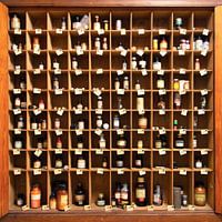 Alter Chemikalienschrank