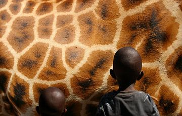giraf  en afrikaanse kinderen van Martijn Wams