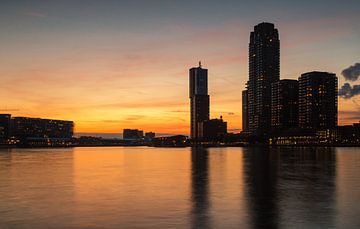 Oranje zonsondergang in Rijnhaven van Ilya Korzelius