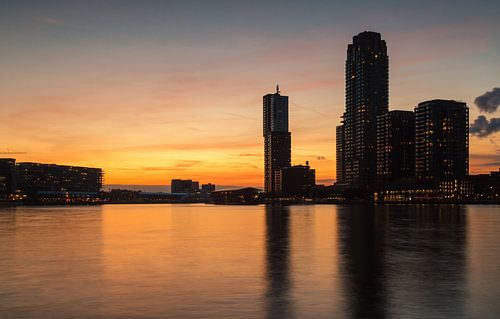 Oranje zonsondergang in Rijnhaven