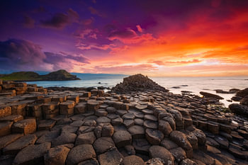 Giants Causeway zonsondergang in Noord-Ierland UK