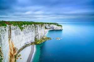 Weiße Klippen von Étretat, die sich über türkisfarbenes Wasser erheben