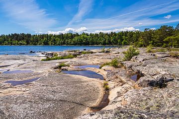 Côte baltique avec rochers et arbres sur l'île de Sladö en Suède sur Rico Ködder