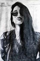 Stoer portret vrouw met sigaret