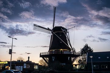 Comme le silence après la tempête, le moulin se dresse fièrement sur le ciel lourd du soir sur Jan Willem de Groot Photography