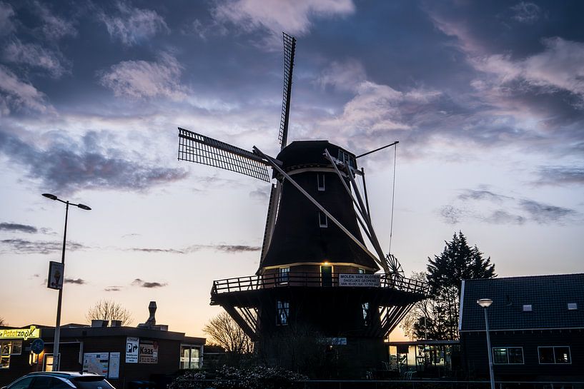 Comme le silence après la tempête, le moulin se dresse fièrement sur le ciel lourd du soir par Jan Willem de Groot Photography