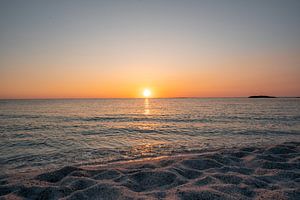 Risotto Reis Strand Is Arutas auf Sardinien zum Sonnenuntergang mit glitzerndem Meer und Steinen