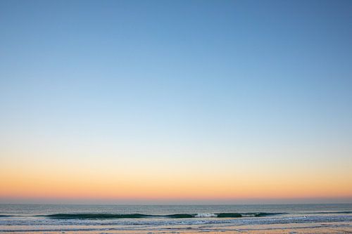 Zeewater met ochtend lucht