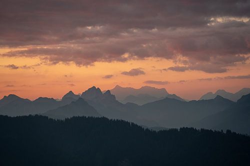 Zonsopgang op de Grünten met uitzicht op de Zugspitze