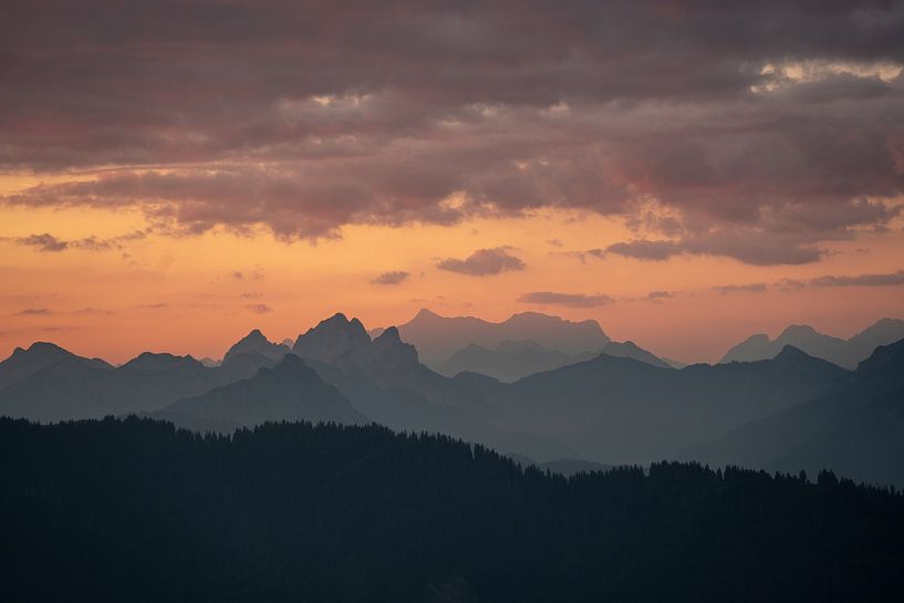 Sonnenaufgang am Grünten mit Blick auf die Zugspitze von Leo Schindzielorz