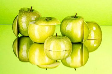 Reflektierte grüne Äpfel von Alexander Baumann