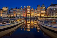 Traditionele amsterdamse huizen en rondvaartboten in Amsterdam Nederland bij avond van Eye on You thumbnail