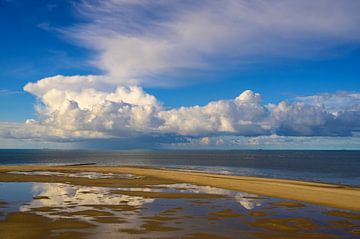 Sonnenaufgang am Strand der Insel Texel mit Annäherung einer Gewitterwolke von Sjoerd van der Wal Fotografie