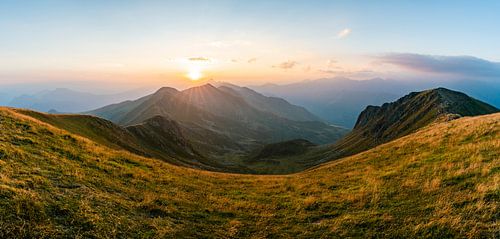 Zonsondergang vanaf de Monte Bregagno over de Italiaans/Zwitserse Alpen