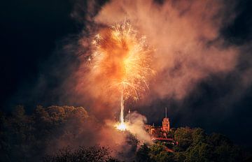 Vuurwerk boven kasteel Nanstein in Landstuhl van Patrick Groß