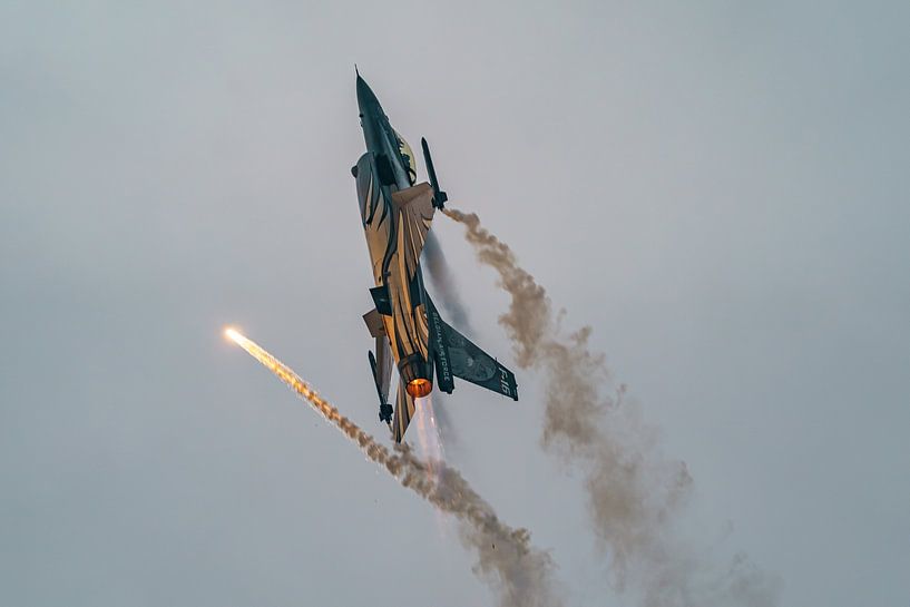 Belgian F-16 Demo Team: the Dark Falcon. by Jaap van den Berg