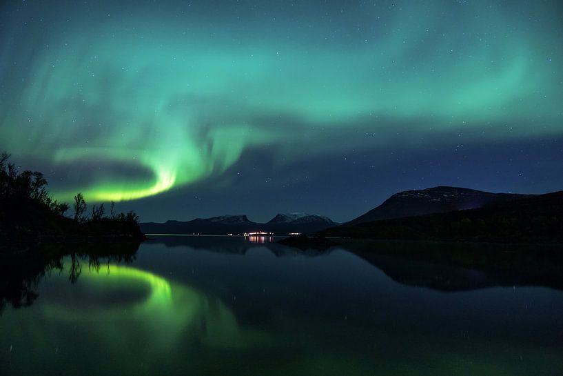 Northern lights above Abisko National Park in Sweden by Jasper den Boer