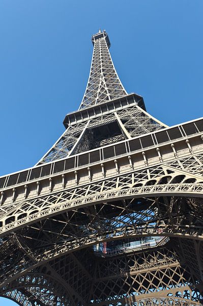 Kikkerperspectief van de Eiffeltoren van Rene du Chatenier