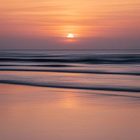 Golden Horizon – Minimalistische zonsondergang boven de oceaan van Dagmar Pels