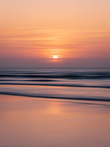 Goldener Horizont – Minimalistischer Sonnenuntergang am Meer von Dagmar Pels