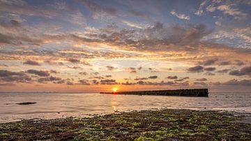 Kleurrijke zonsondergang boven de Waddenzee van Bram Lubbers