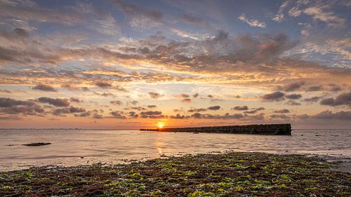 Kleurrijke zonsondergang boven de Waddenzee