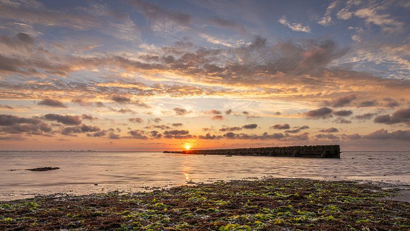 Kleurrijke zonsondergang boven de Waddenzee van Bram Lubbers