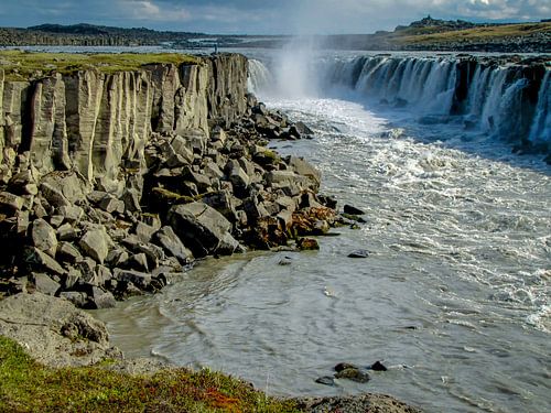 Dettifoss waterval in het voorjaar in IJsland