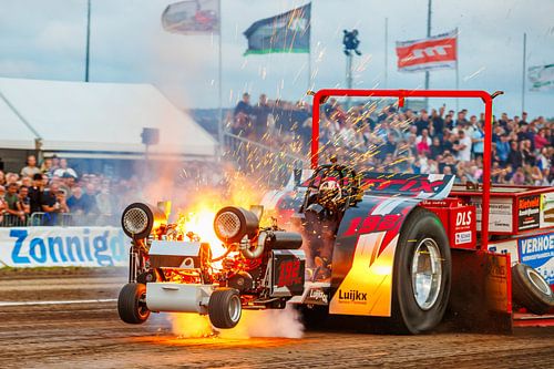 Tractor pull goes slightly wrong by RH Fotografie