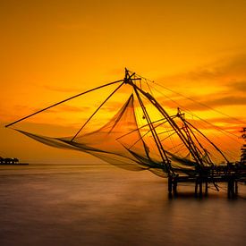 Chinesische Fischernetze bei Sonnenuntergang von Rik Plompen