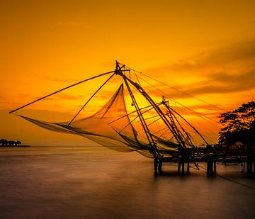 Chinesische Fischernetze bei Sonnenuntergang von Rik Plompen