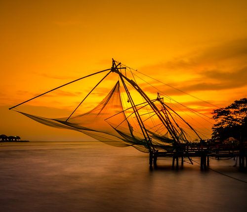 Les filets de pêche chinois au coucher du soleil