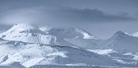 Verschneite Berglandschaft im Hochland von Island von Bas Meelker Miniaturansicht