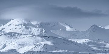 Besneeuwd berglandschap in de hooglanden op IJsland