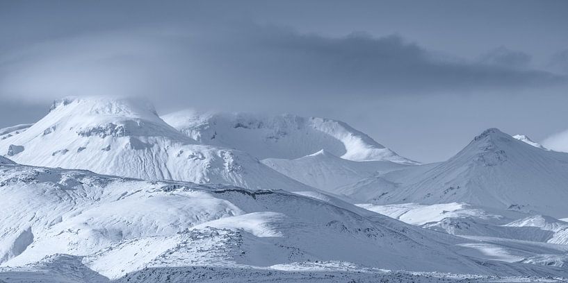 Verschneite Berglandschaft im Hochland von Island von Bas Meelker