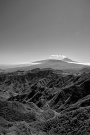 Der majestätische Vulkan El Teide über den Felsen von Anaga in Schwarz-Weiß von Natalia Gebauer Studio
