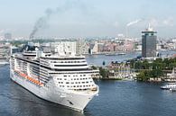 Amsterdam verwelkomt cruiseschip MSC Splendida van Renzo Gerritsen thumbnail